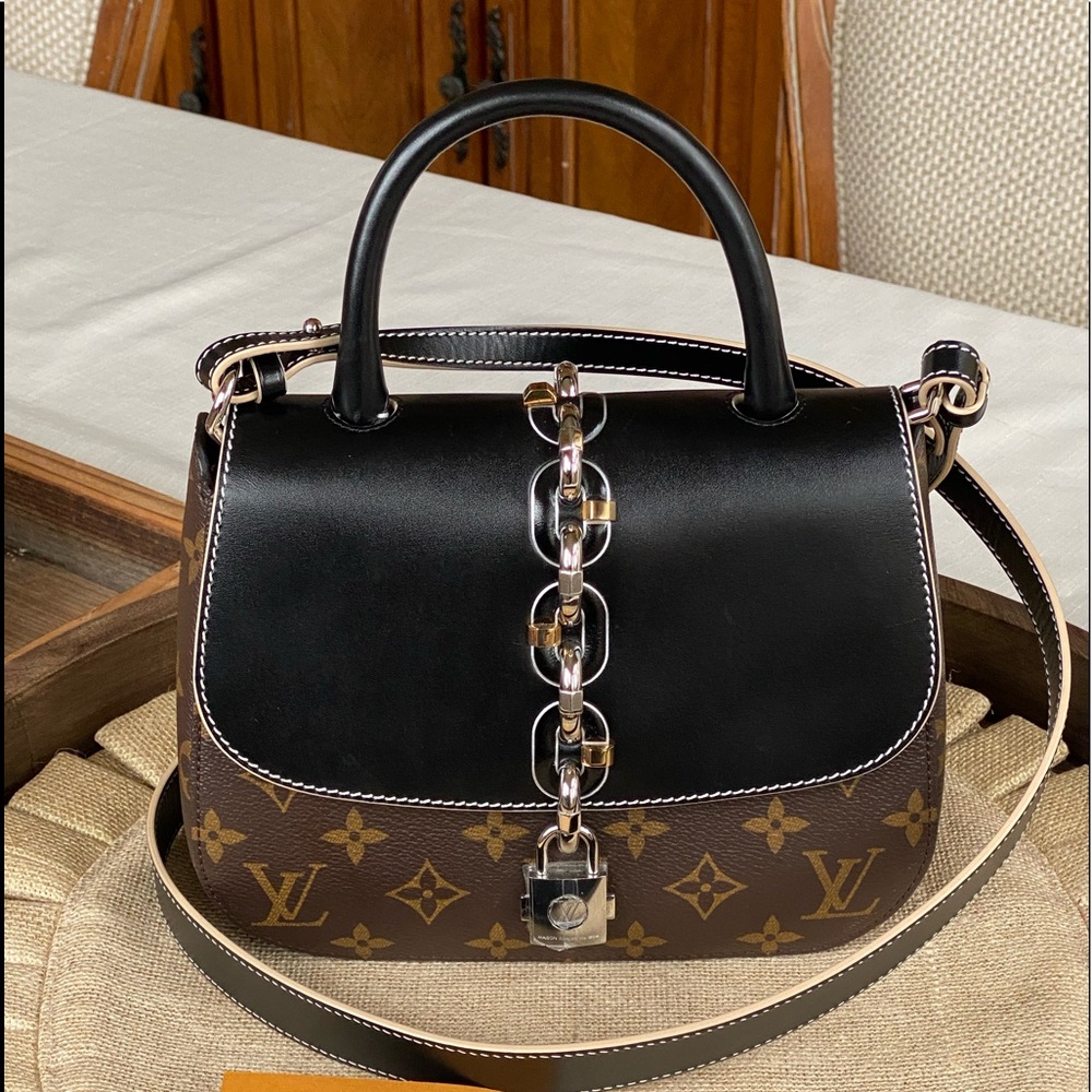Authentic Louis Vuitton Chain It Handbag